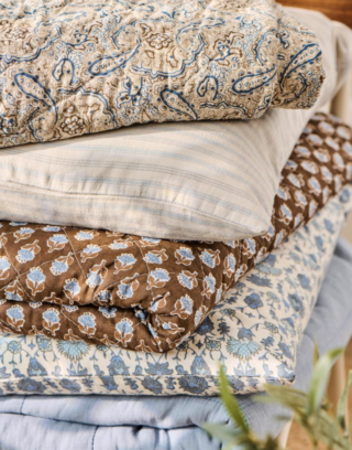 couverture matelassée marron fleurs