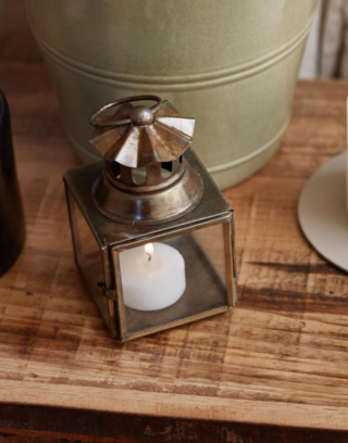 mini lanterne posée sur une table en bois