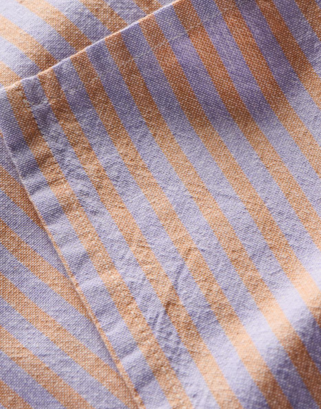 Zoom sur le torchon violet orange