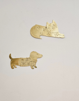 Petit chien ou chat accroché au mur près d'une coupe en Tamegroute