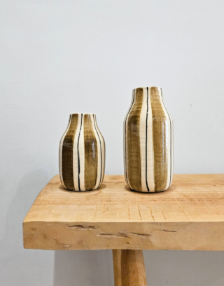 vase à rayures marron