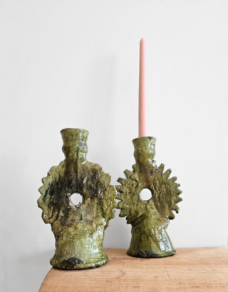 Duo de bougeoir tamegroute posés sur une table.