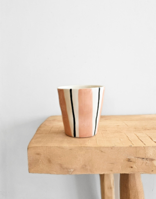 Tous les modèles de tasse à café posée sur une table en bois.