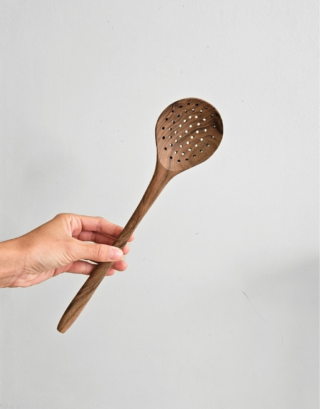 Cuillère à trous en noyer