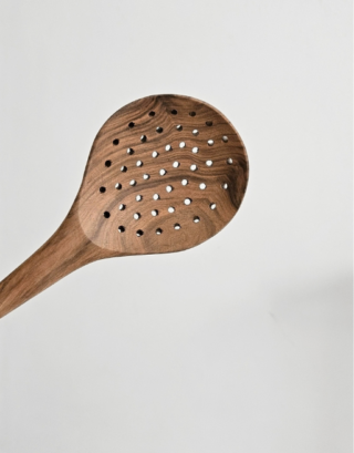 Cuillère à trous en noyer