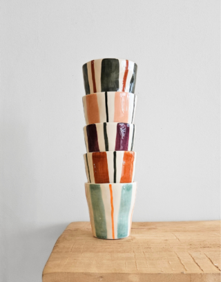 Tous les modèles de tasse à café posée sur une table en bois.