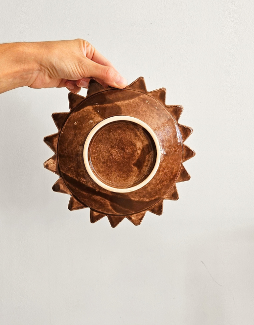 Assiette soleil marron • 2 tailles – Image 3