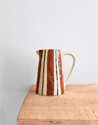 Jolie carafe du Portugal, posée sur une table en bois.