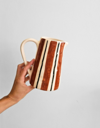 Jolie carafe du Portugal, posée sur une table en bois.