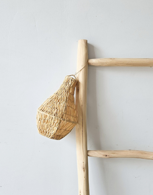Baladeuse forme poire en raphia