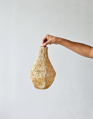 Baladeuse forme poire en raphia