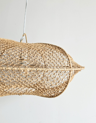 Suspension boule en raphia ajouré